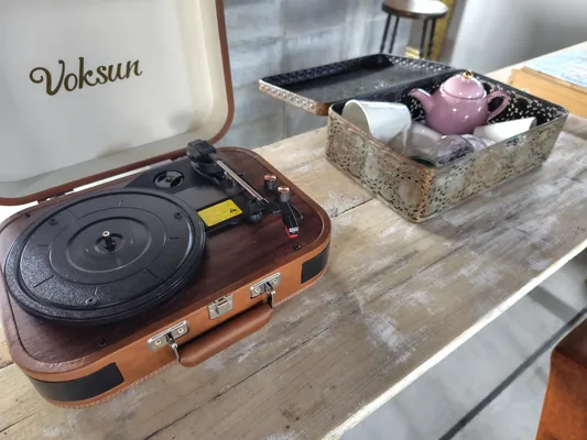 カウンター手前のテーブルに置かれたスーツケース型のレコードプレーヤー